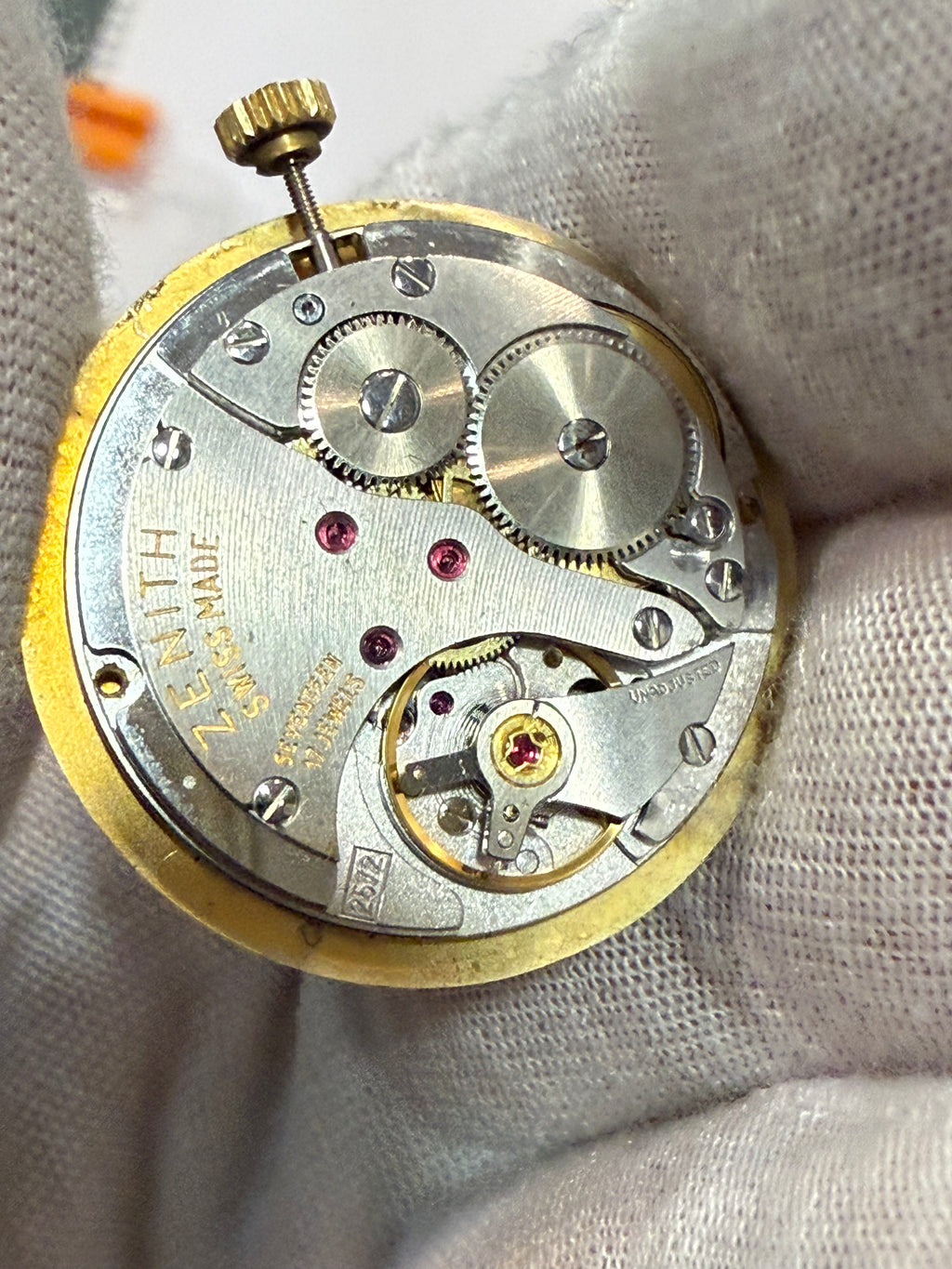 Zenith Manual Movement Cal. 2572 – 17 Jewels – 18K Gold Crown – Complete & Working