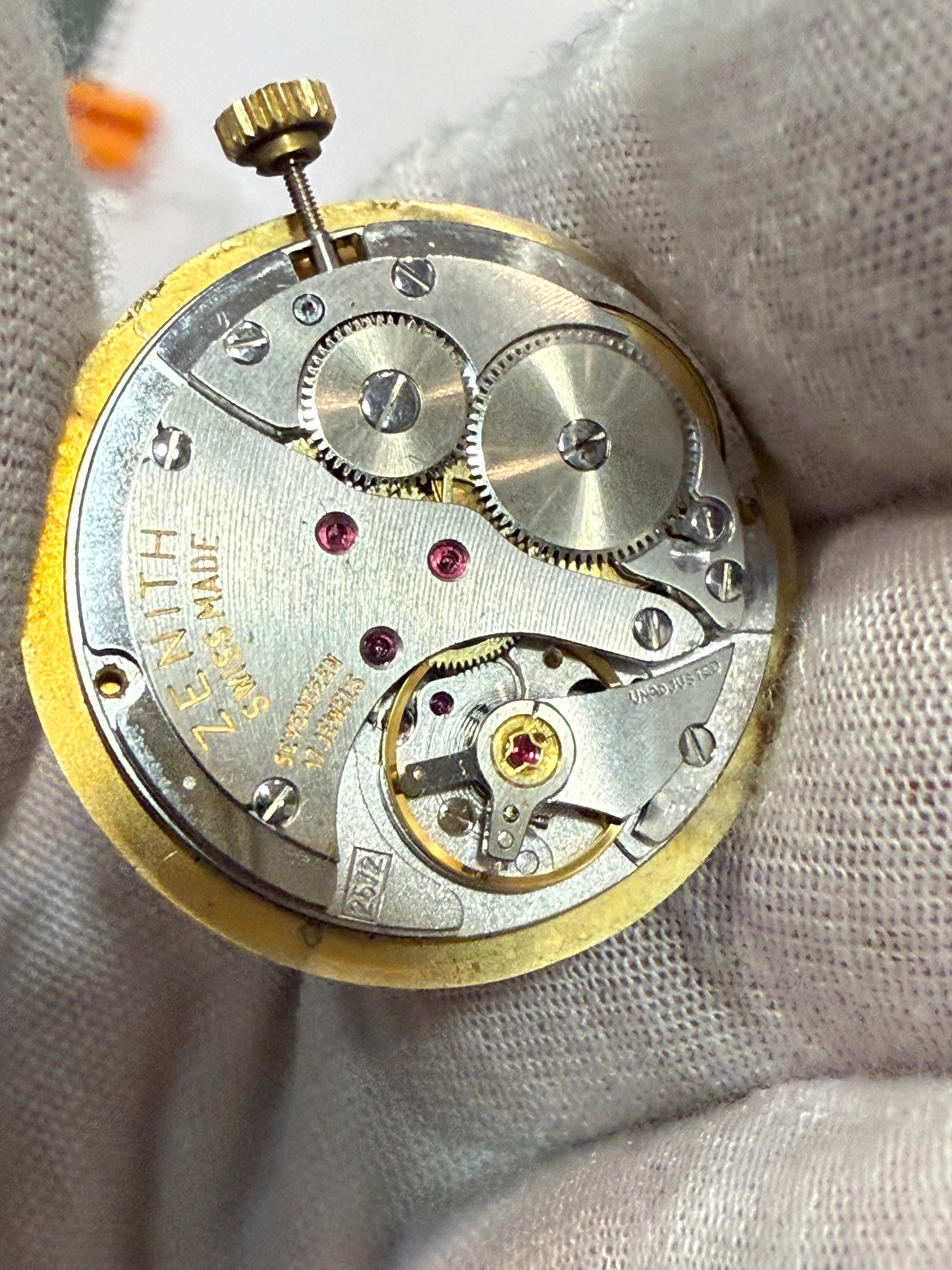 Zenith Manual Movement Cal. 2572 – 17 Jewels – 18K Gold Crown – Complete & Working