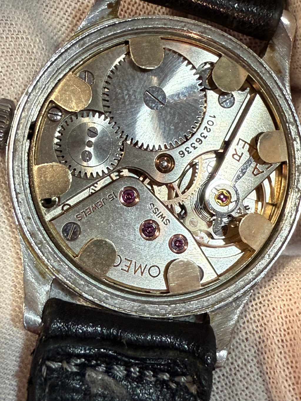 Omega Suverän 2400-4 – 1940s Vintage Swiss Watch, Two-Tone Dial, Cal. 30T2