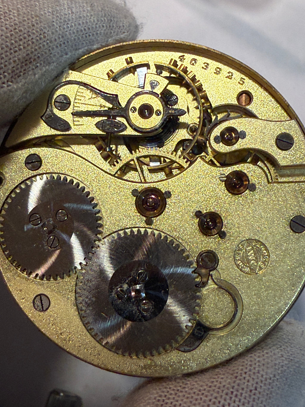 ✔ IWC Pocket Watch Movement – Serial 403945 (c.1915–1920)
Fully serviced – perfect working condition
Original IWC 18k gold crown included
