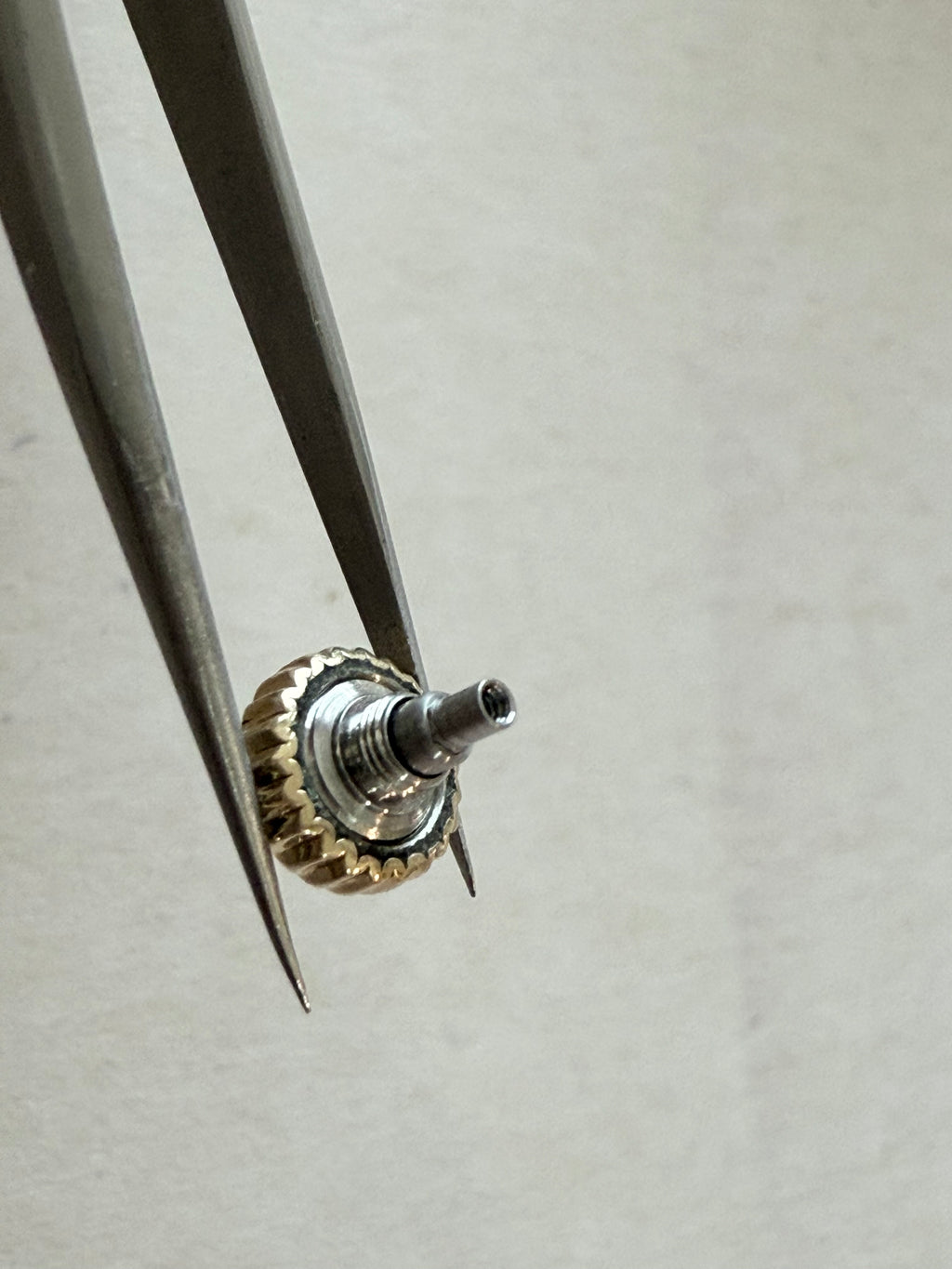 For Part. Rolex Crown for Datejust 16233 (18k Gold)From the photos, this appears to be a Rolex crown for a Datejust ref. 16233 in 18k yellow gold, or a high-quality replacement compatible with that model. Below is a clear breakdown.