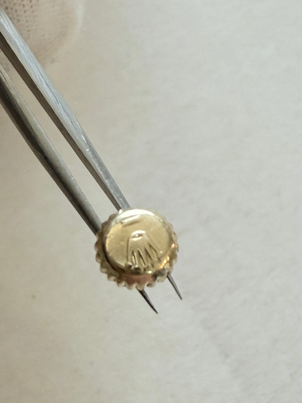 For Part. Rolex Crown for Datejust 16233 (18k Gold)From the photos, this appears to be a Rolex crown for a Datejust ref. 16233 in 18k yellow gold, or a high-quality replacement compatible with that model. Below is a clear breakdown.