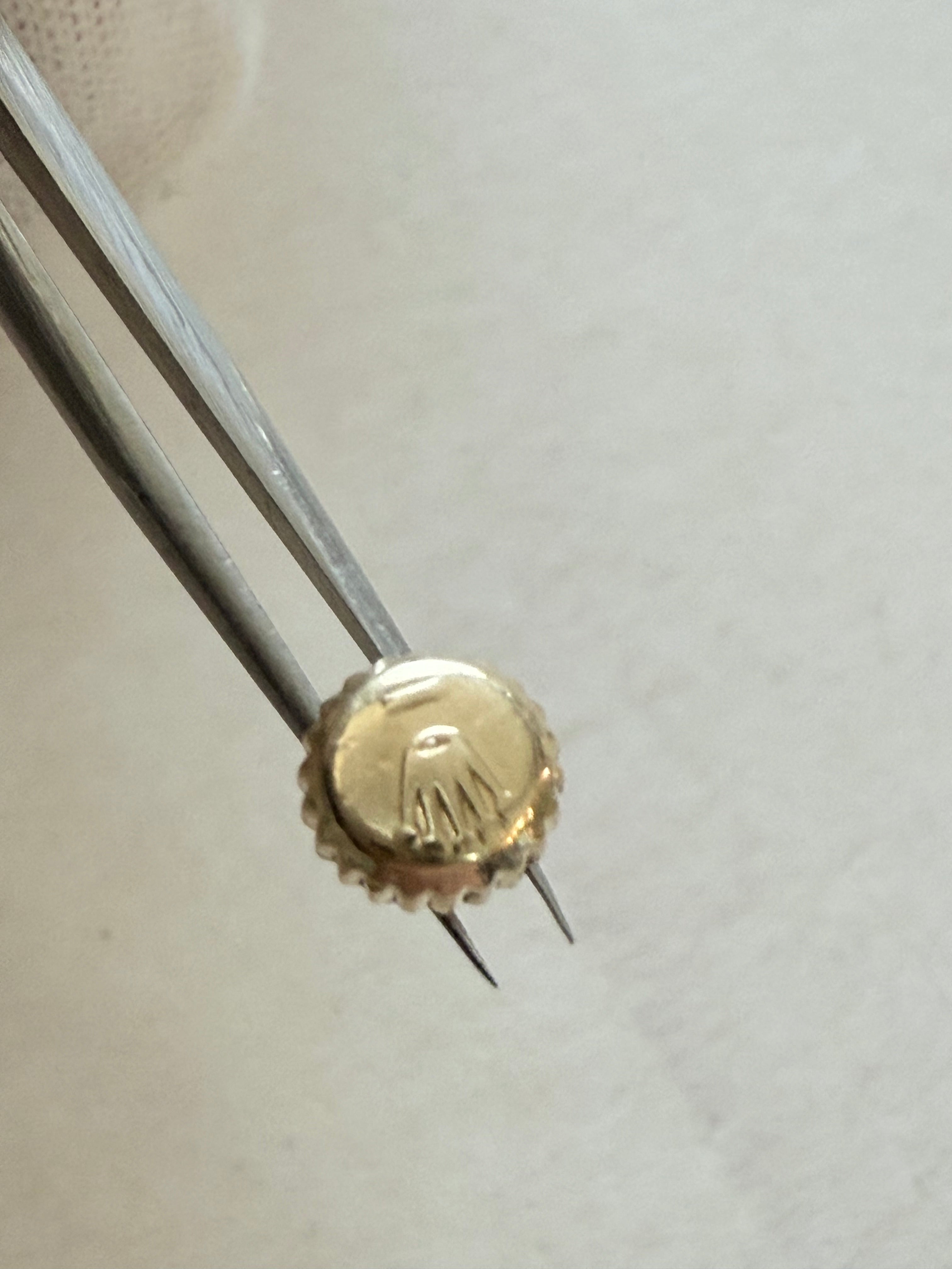 For Part. Rolex Crown for Datejust 16233 (18k Gold)From the photos, this appears to be a Rolex crown for a Datejust ref. 16233 in 18k yellow gold, or a high-quality replacement compatible with that model. Below is a clear breakdown.