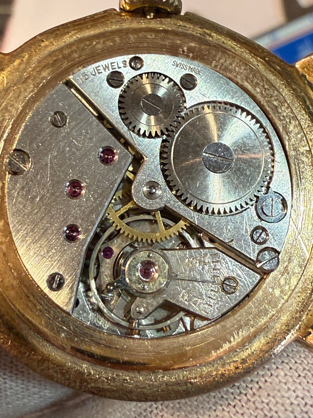 Victor Vintage Swiss Watch – 15 Rubis, Mechanical Hand-Wound, 33mm