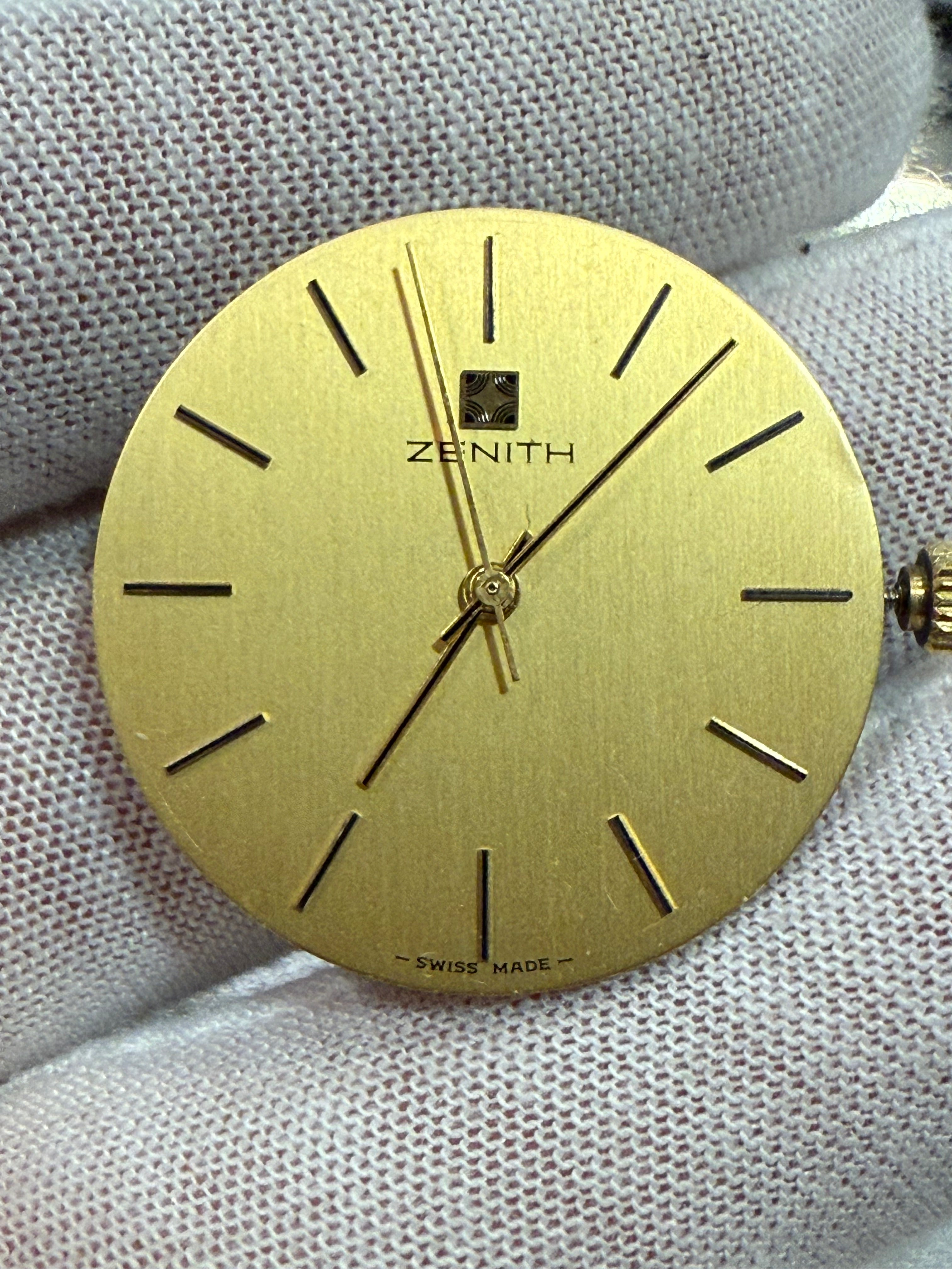 Zenith Manual Movement Cal. 2572 – 17 Jewels – 18K Gold Crown – Complete & Working