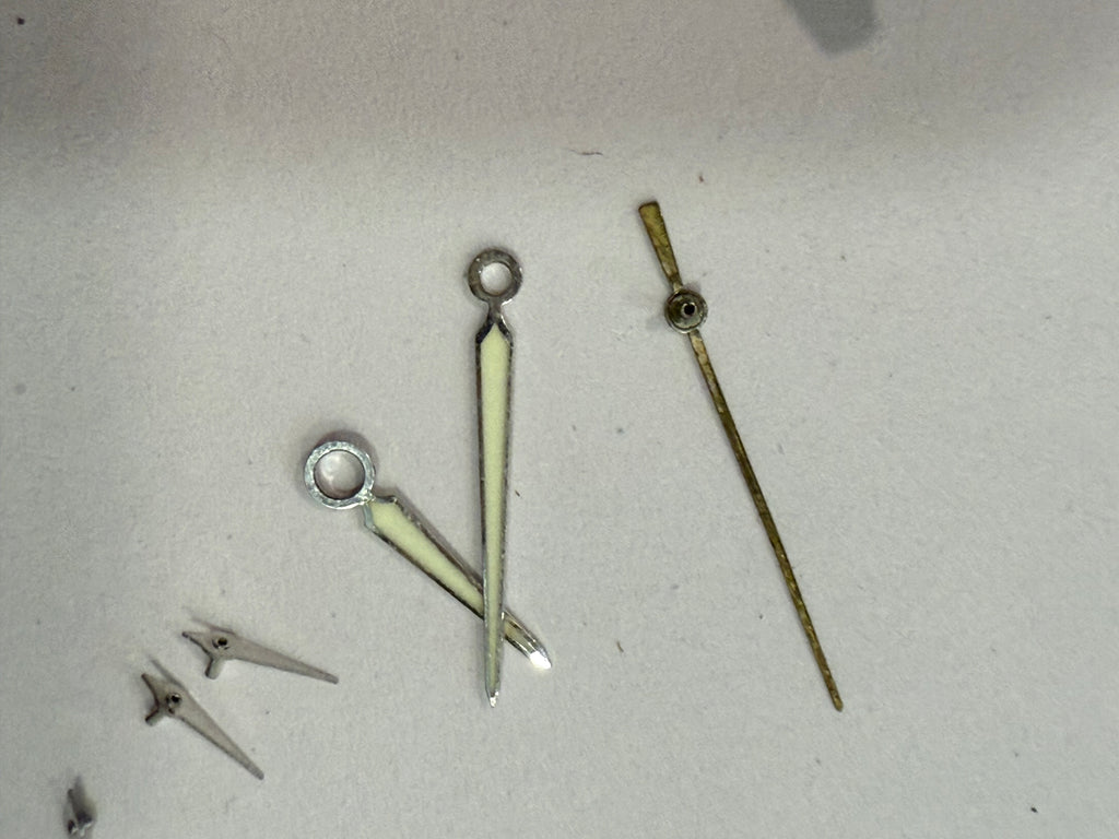 Original Zenith El Primero hands set for Caliber 400. All hands are in very good condition with no damage, except the central chronograph hand which has lost its silver plating. Fully original Zenith parts and a perfect fit for the same El Primero case an