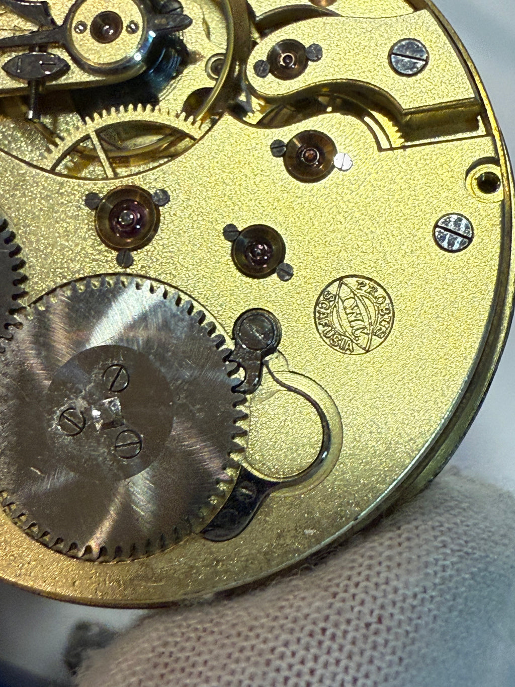 ✔ IWC Pocket Watch Movement – Serial 403945 (c.1915–1920)
Fully serviced – perfect working condition
Original IWC 18k gold crown included