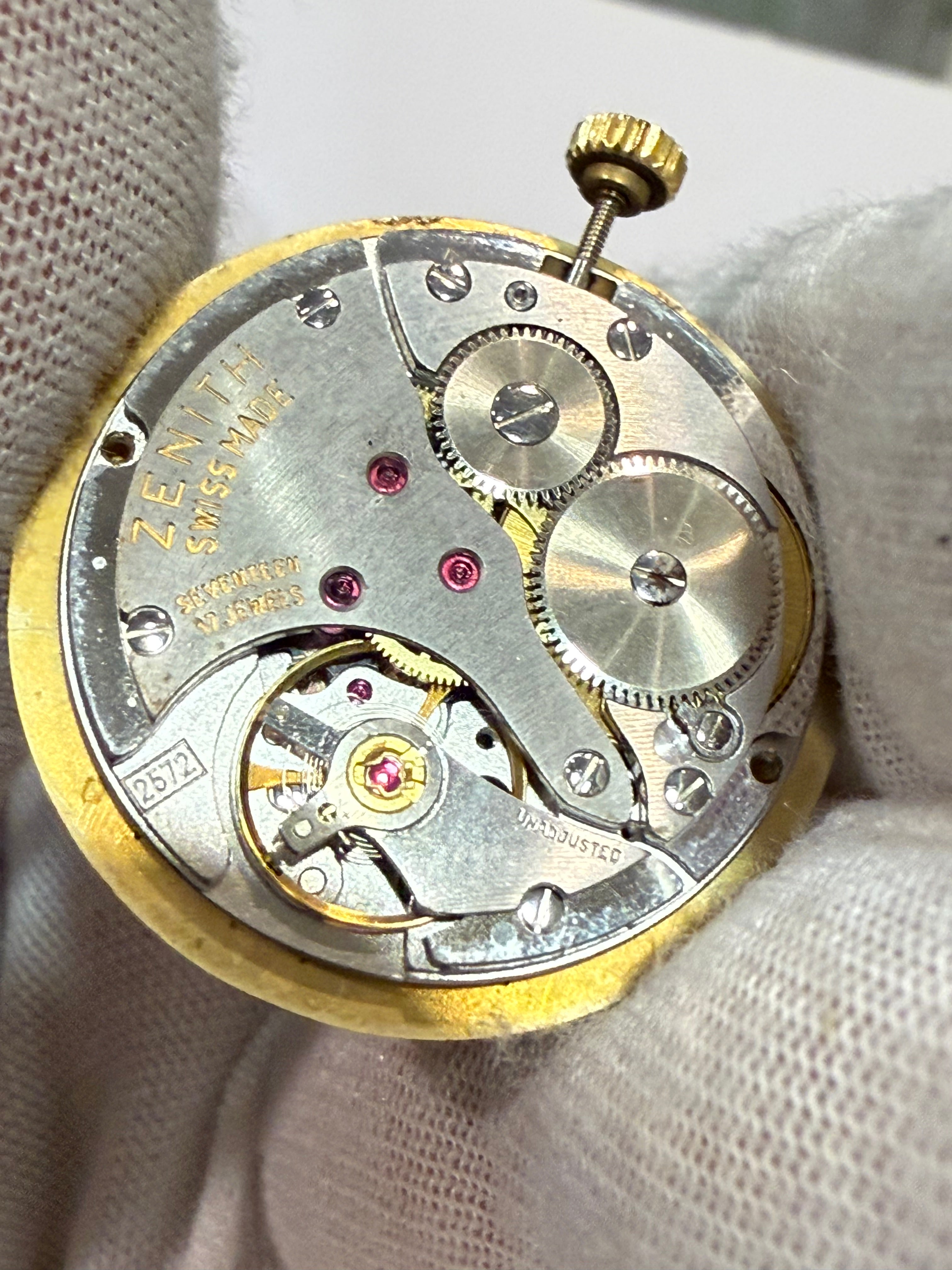 Zenith Manual Movement Cal. 2572 – 17 Jewels – 18K Gold Crown – Complete & Working