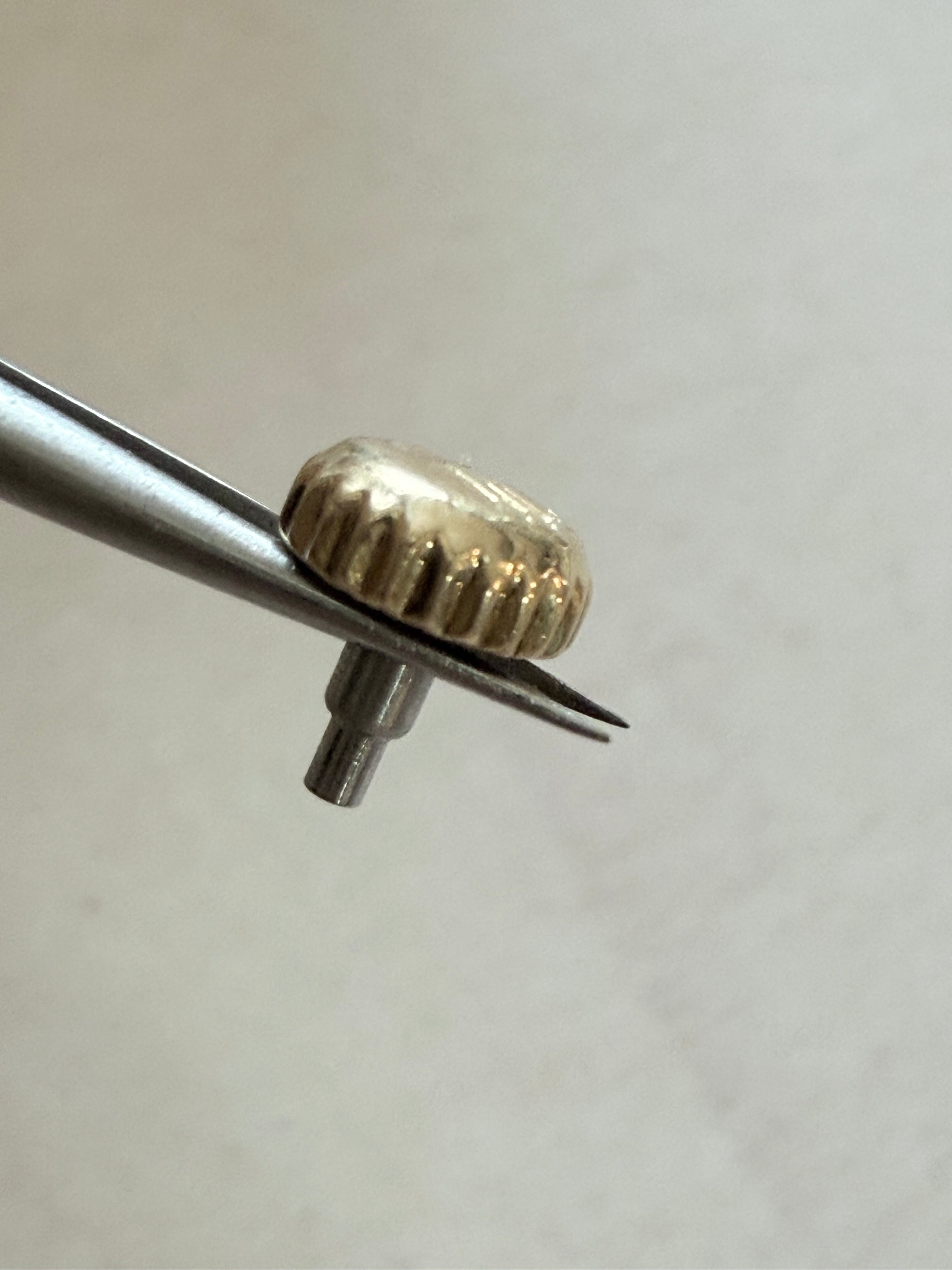 For Part. Rolex Crown for Datejust 16233 (18k Gold)From the photos, this appears to be a Rolex crown for a Datejust ref. 16233 in 18k yellow gold, or a high-quality replacement compatible with that model. Below is a clear breakdown.