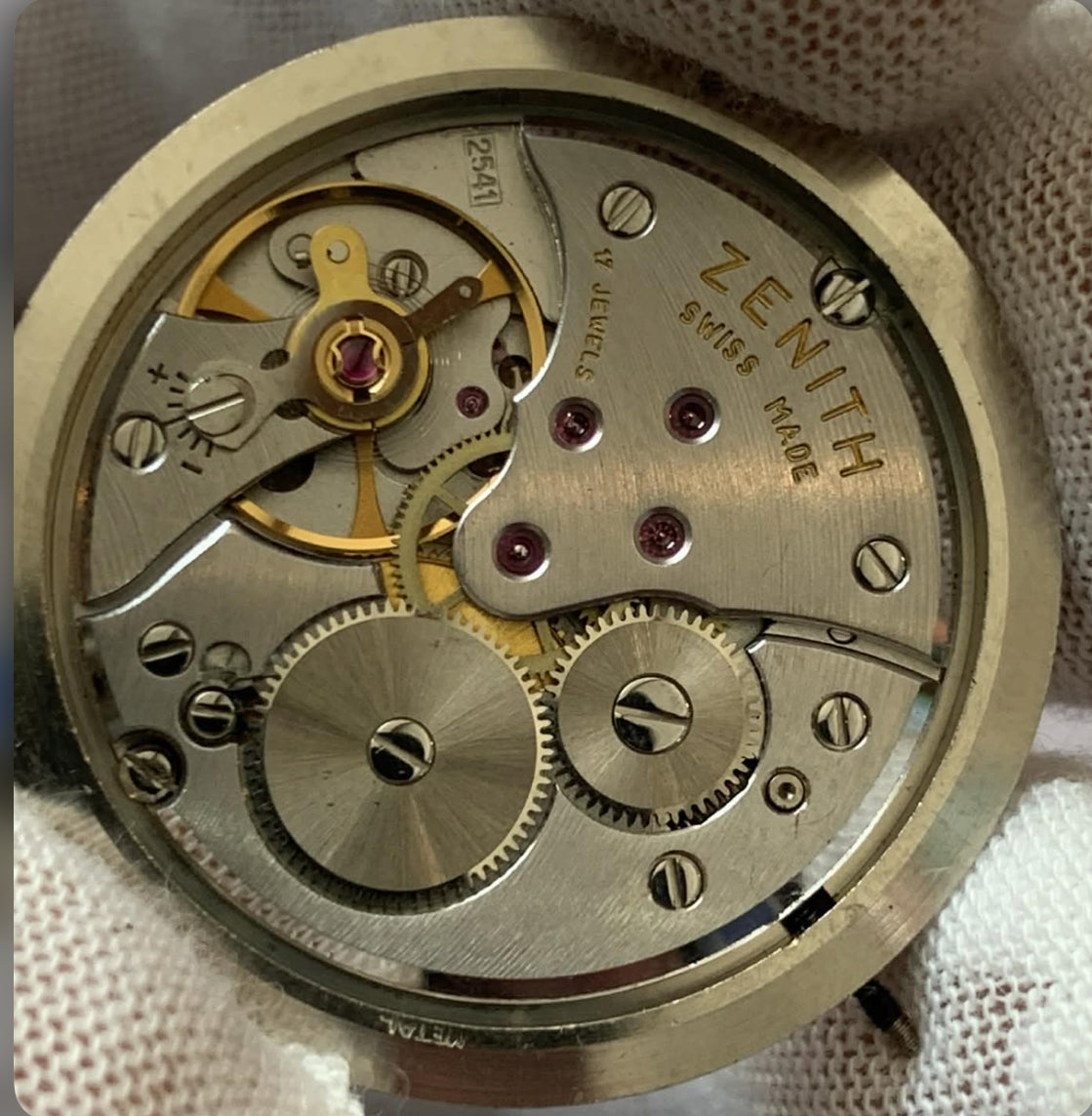 Brand: Zenith Caliber: 2541
Movement: Manual Wind
Jewels: 17 Jewels
Dial: Cream / beige dial with blue hour indicator ring Handes.