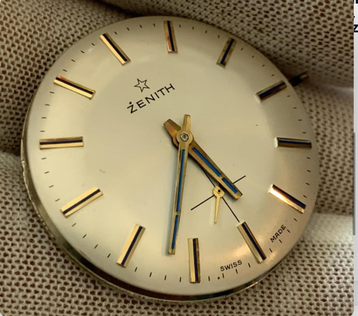 Brand: Zenith Caliber: 2541
Movement: Manual Wind
Jewels: 17 Jewels
Dial: Cream / beige dial with blue hour indicator ring Handes.