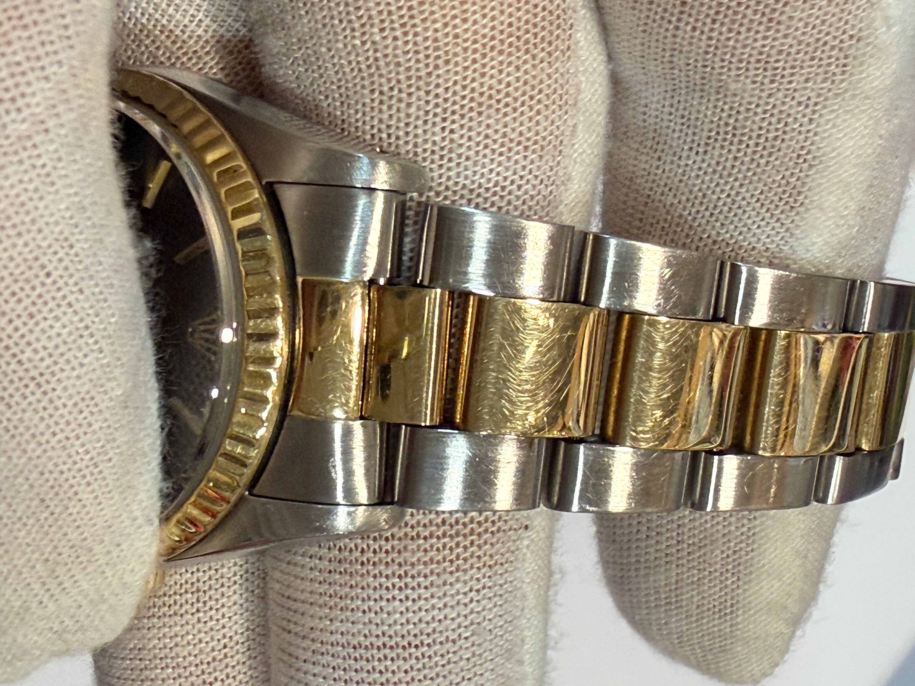 Rolex Datejust Ref. 16233 – Gold/Stainless Steel (1992) Case serial X
Excellent condition, fully functional and recently serviced.