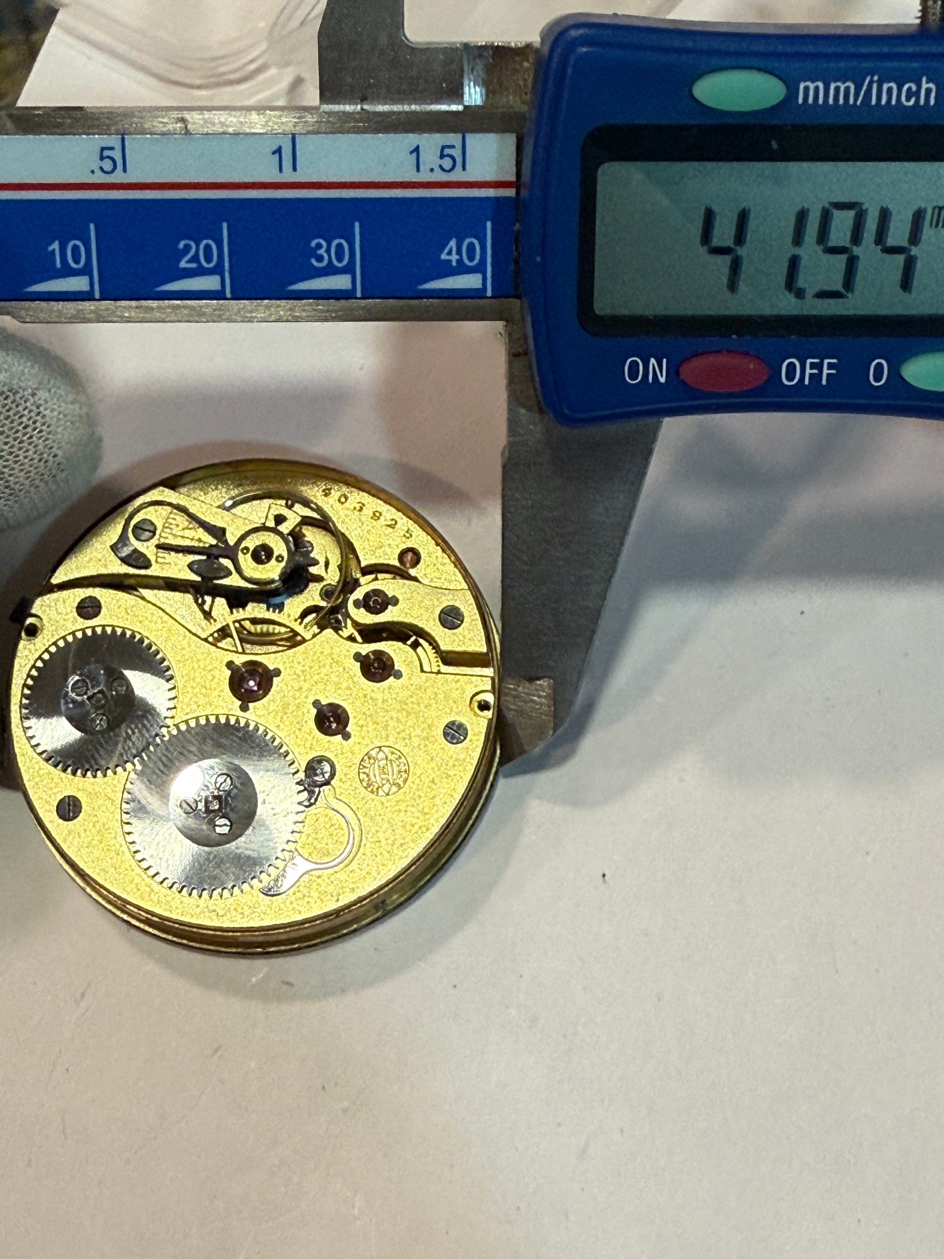 ✔ IWC Pocket Watch Movement – Serial 403945 (c.1915–1920)
Fully serviced – perfect working condition
Original IWC 18k gold crown included