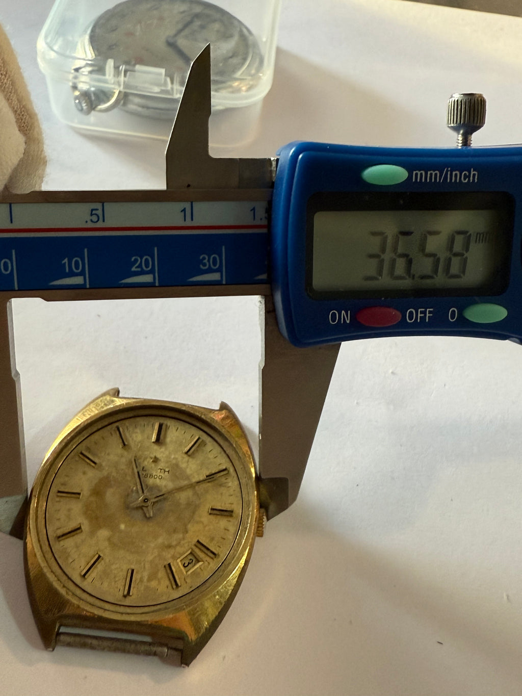 ZENITH 28800. Cal. 2562 Case 37mm. Manual with date. Work codition