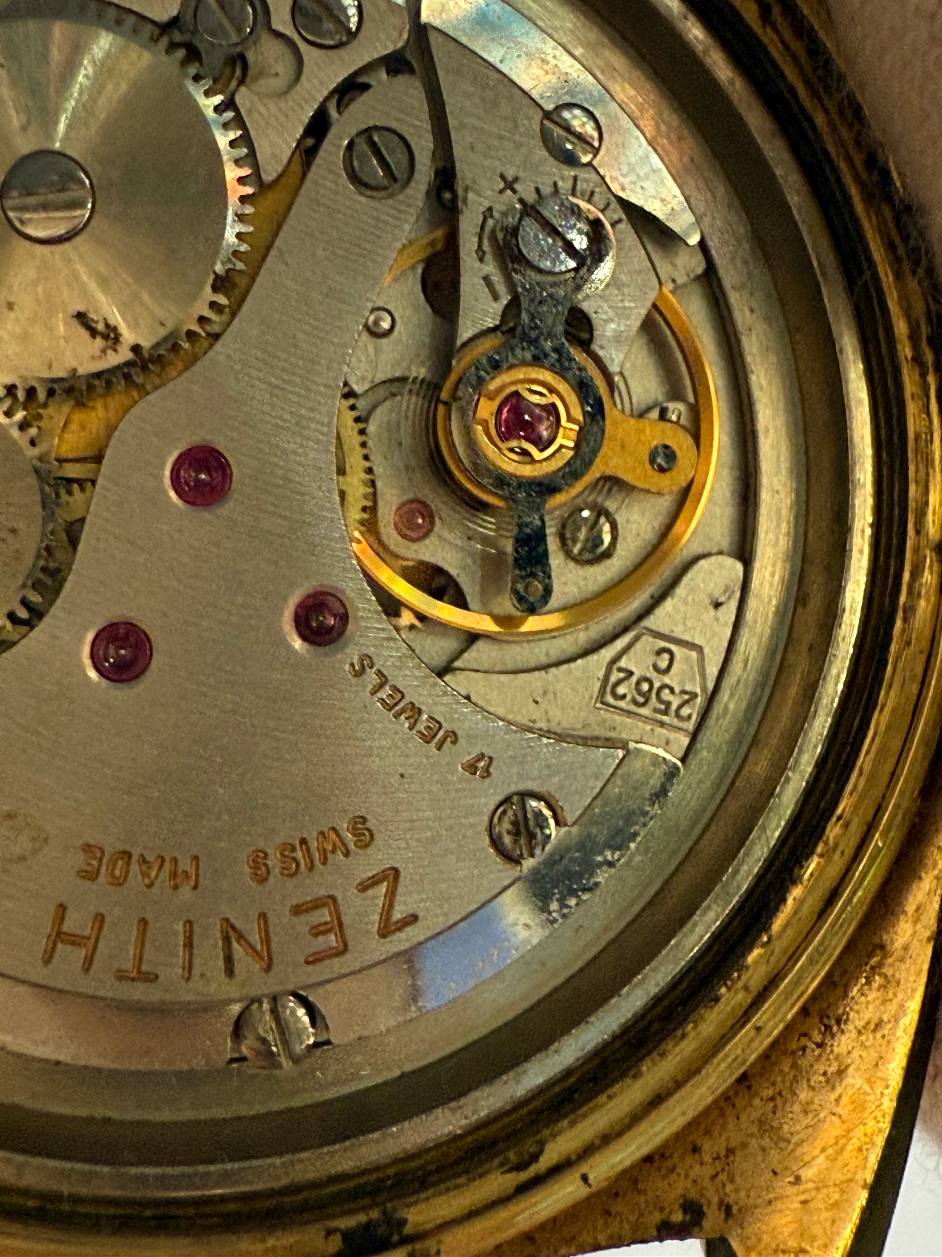 ZENITH 28800. Cal. 2562 Case 37mm. Manual with date. Work codition