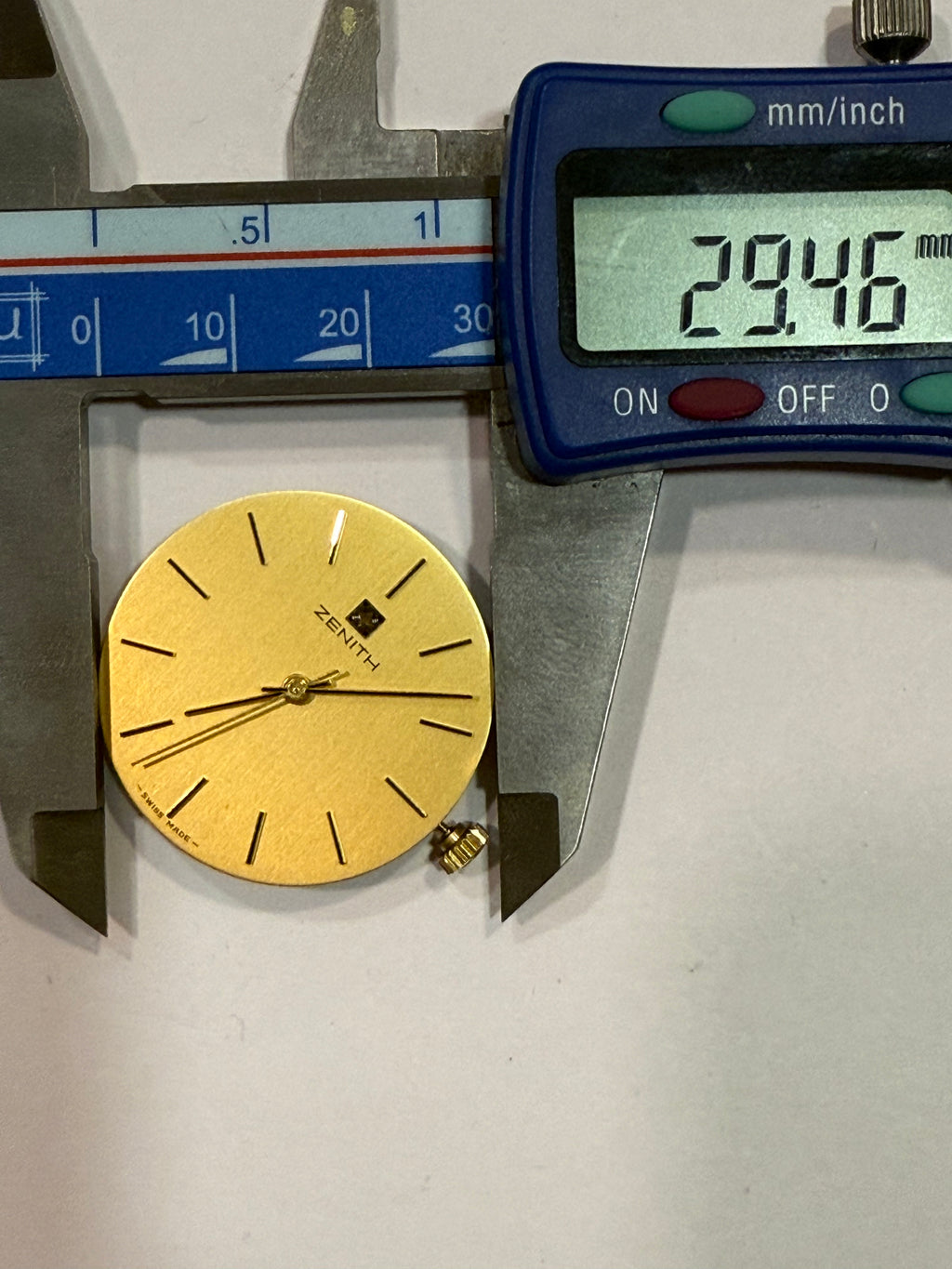 Zenith Manual Movement Cal. 2572 – 17 Jewels – 18K Gold Crown – Complete & Working