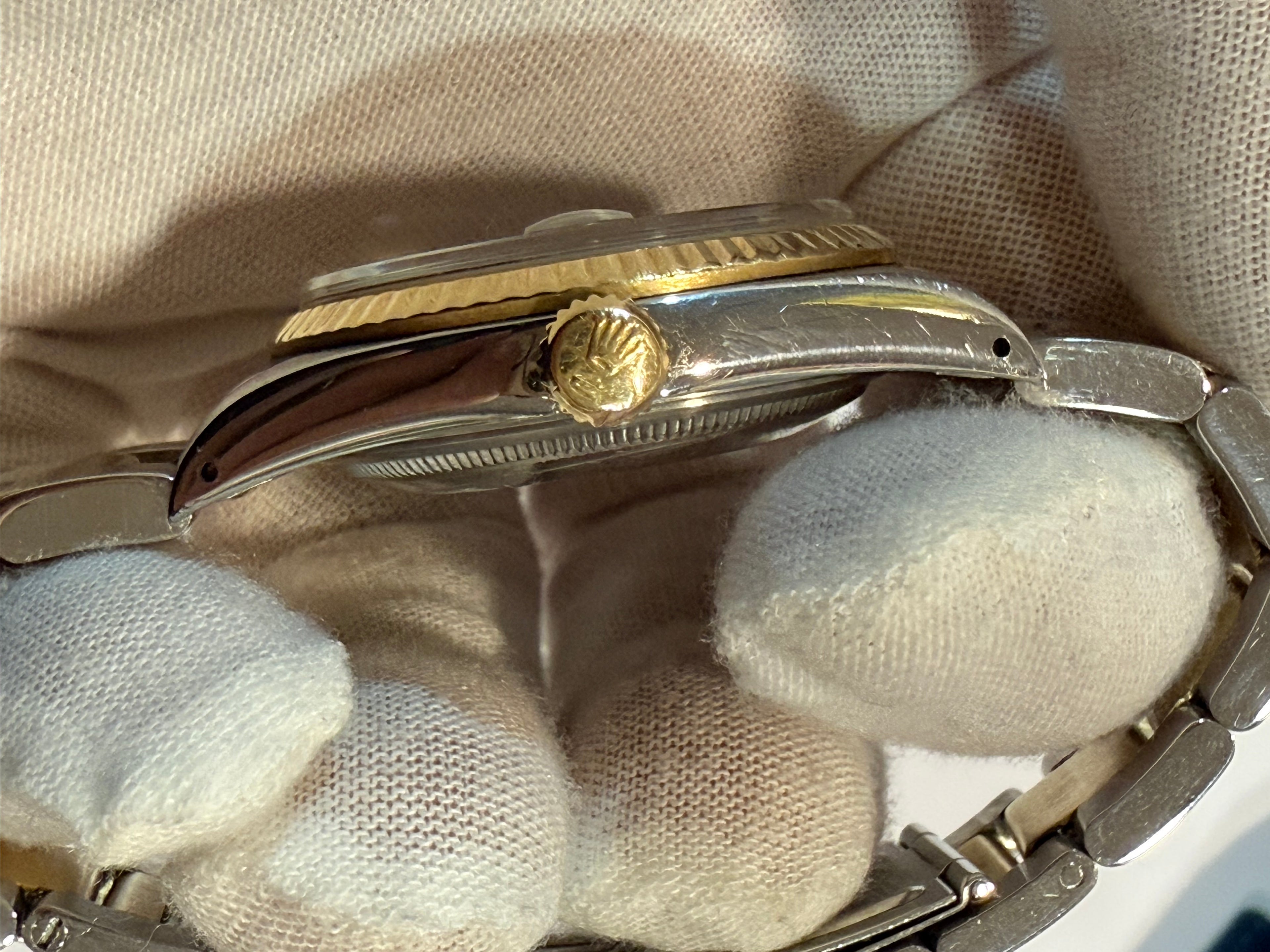 Rolex Datejust Ref. 16233 – Gold/Stainless Steel (1992) Case serial X
Excellent condition, fully functional and recently serviced.