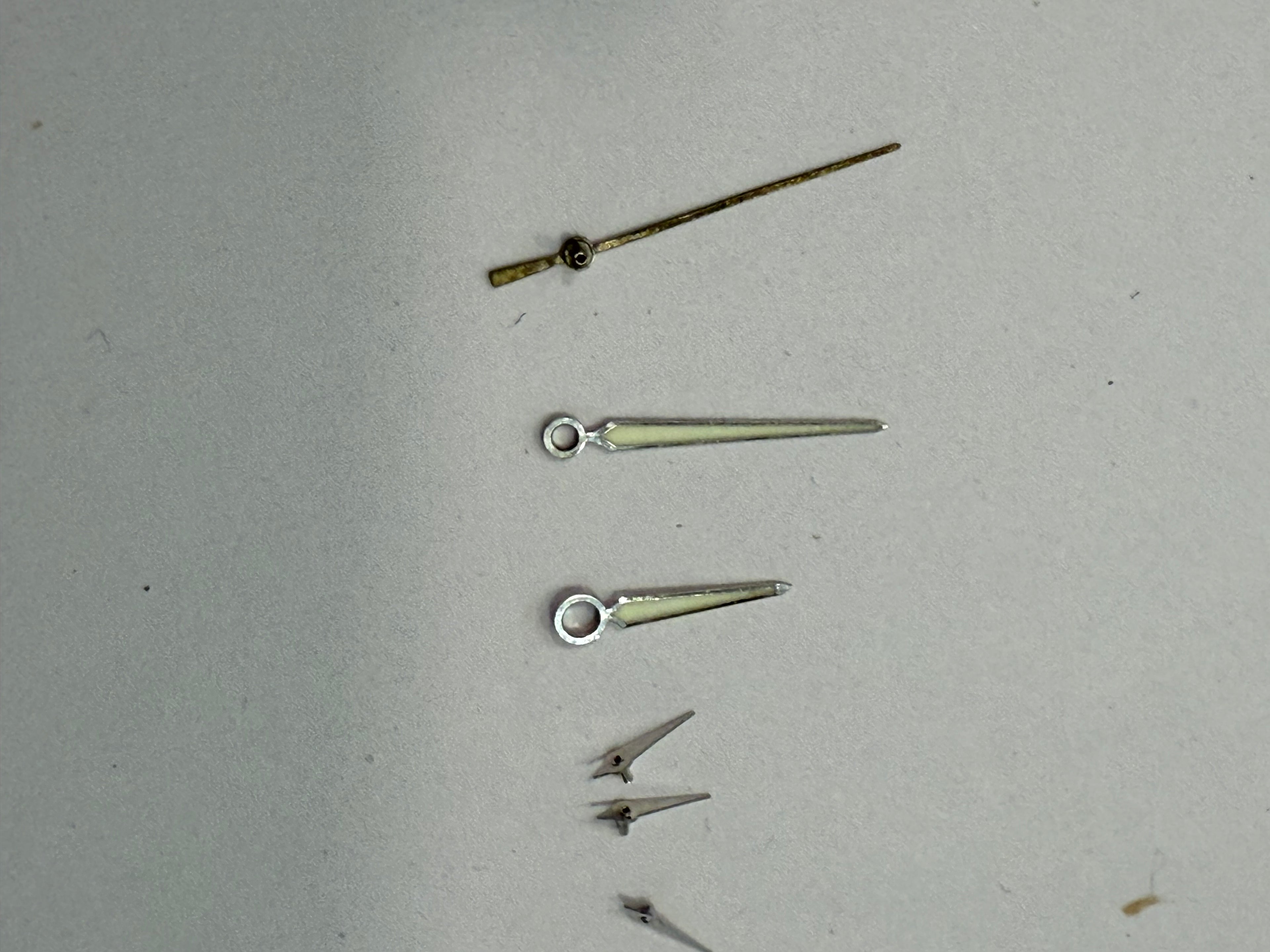 Original Zenith El Primero hands set for Caliber 400. All hands are in very good condition with no damage, except the central chronograph hand which has lost its silver plating. Fully original Zenith parts and a perfect fit for the same El Primero case an