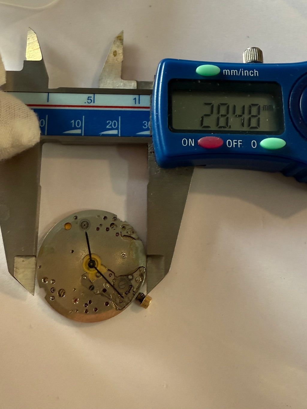 Universal Genève Microtor – Cal. 66.Runs perfect • Fully serviced • 25 jewels • Swiss Made Original 18k UG crown • Original hands • Micro-rotor automaticAll parts authentic • Excellent condition