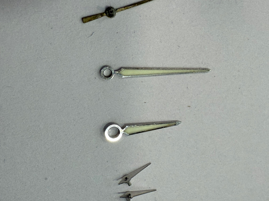 Original Zenith El Primero hands set for Caliber 400. All hands are in very good condition with no damage, except the central chronograph hand which has lost its silver plating. Fully original Zenith parts and a perfect fit for the same El Primero case an