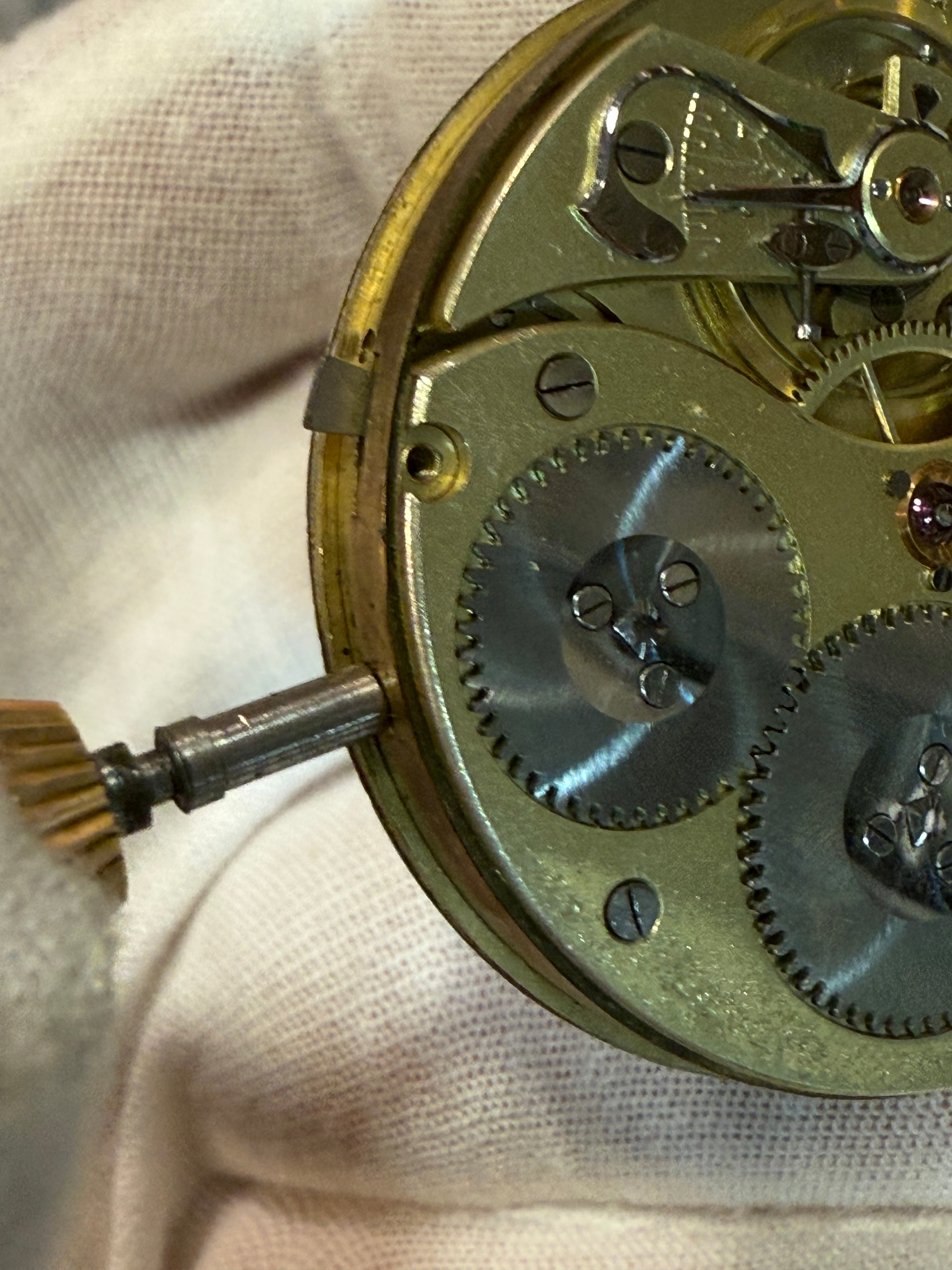 ✔ IWC Pocket Watch Movement – Serial 403945 (c.1915–1920)
Fully serviced – perfect working condition
Original IWC 18k gold crown included