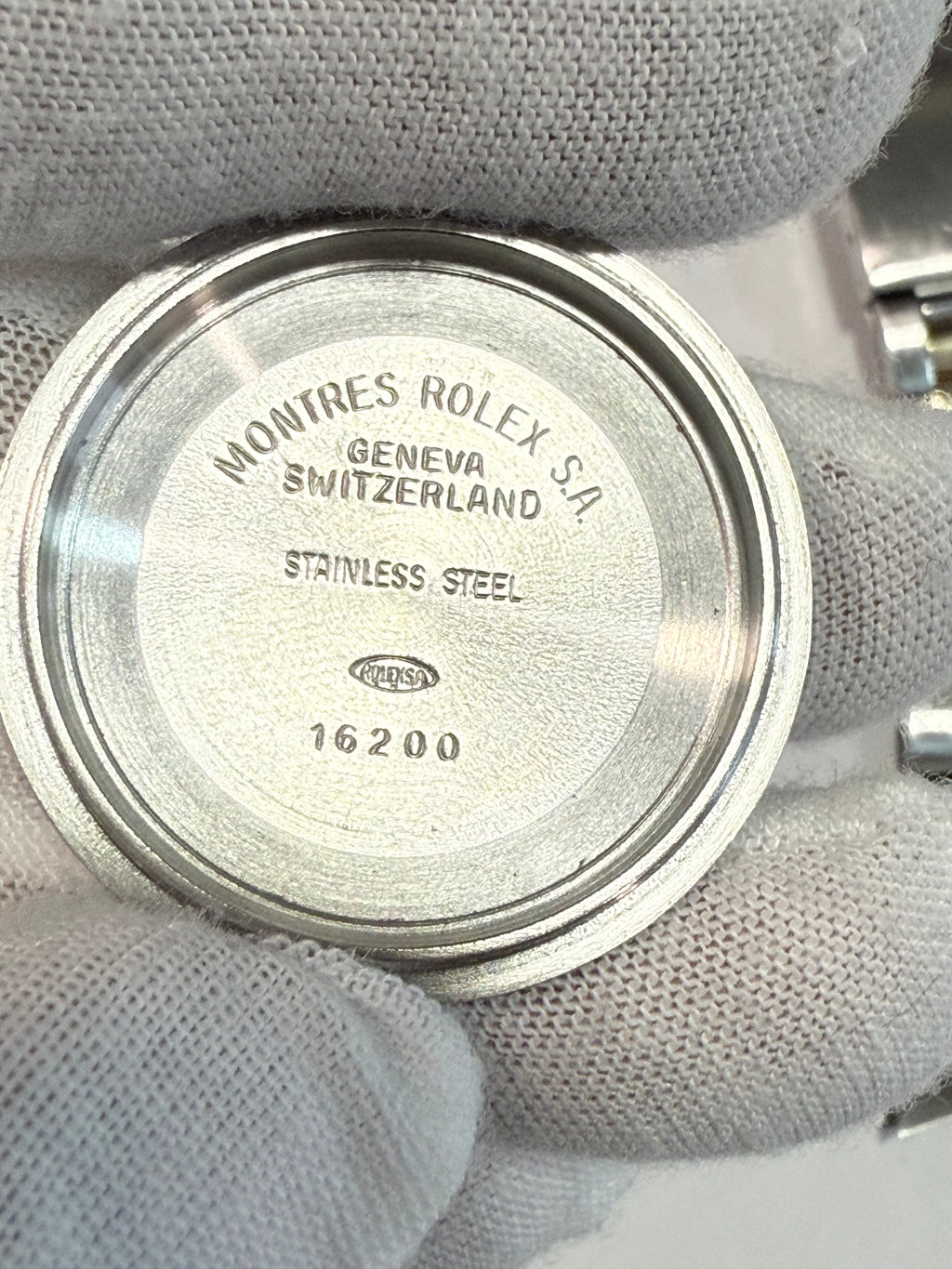 Rolex Datejust Ref. 16233 – Gold/Stainless Steel (1992) Case serial X
Excellent condition, fully functional and recently serviced.