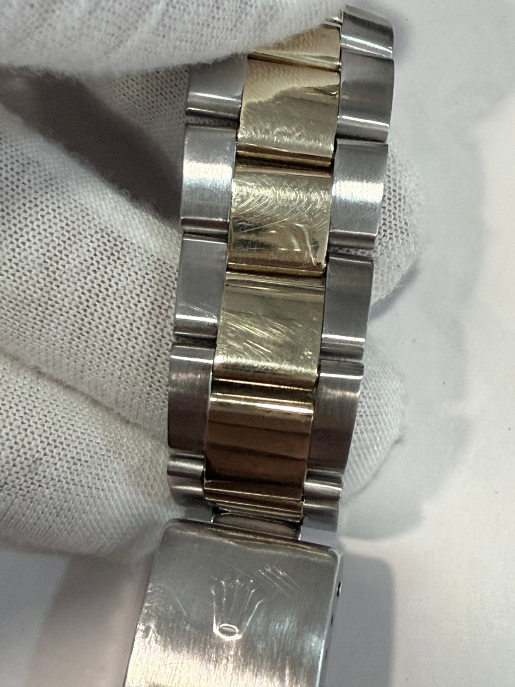 Rolex Datejust Ref. 16233 – Gold/Stainless Steel (1992) Case serial X
Excellent condition, fully functional and recently serviced.