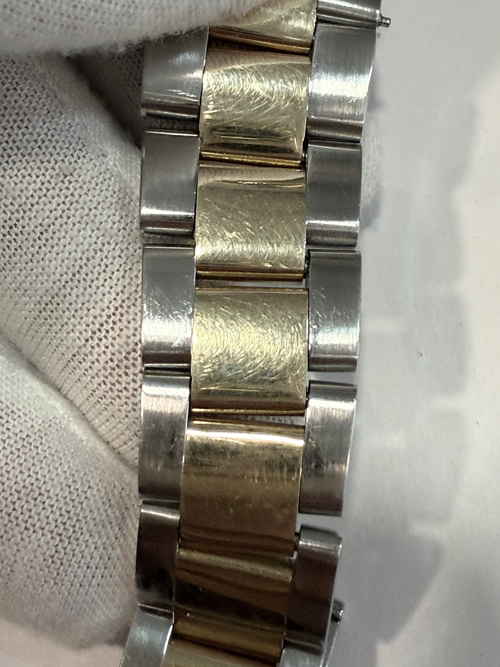 Rolex Datejust Ref. 16233 – Gold/Stainless Steel (1992) Case serial X
Excellent condition, fully functional and recently serviced.