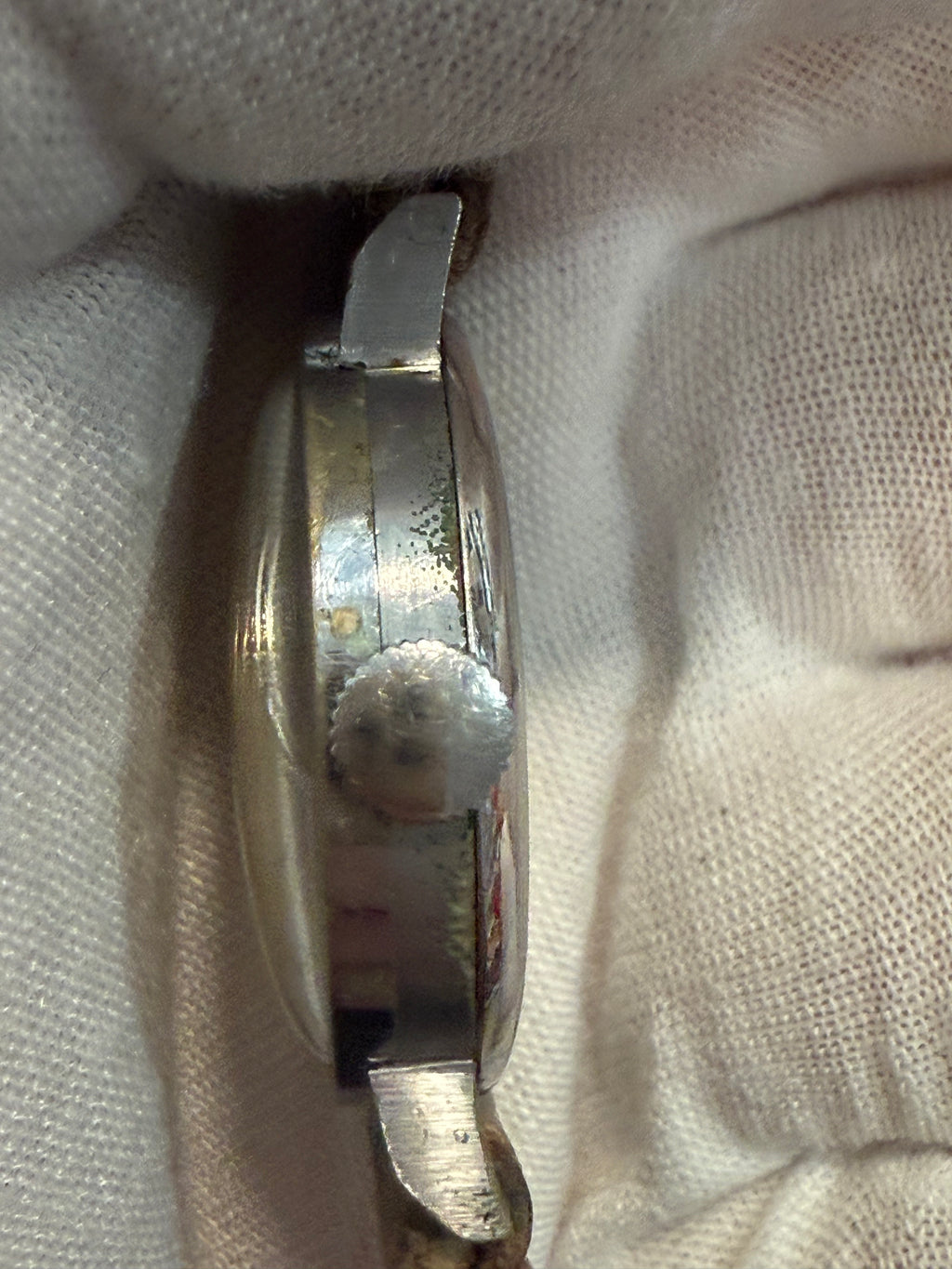 Vintage Revue Swiss wristwatch from the 1940s–1950s featuring the Revue Cal. 07 hand-wound movement, 33mm case, original dial with Roman numerals, and natural patina. Fully functional and stamped with reference number 3168133.