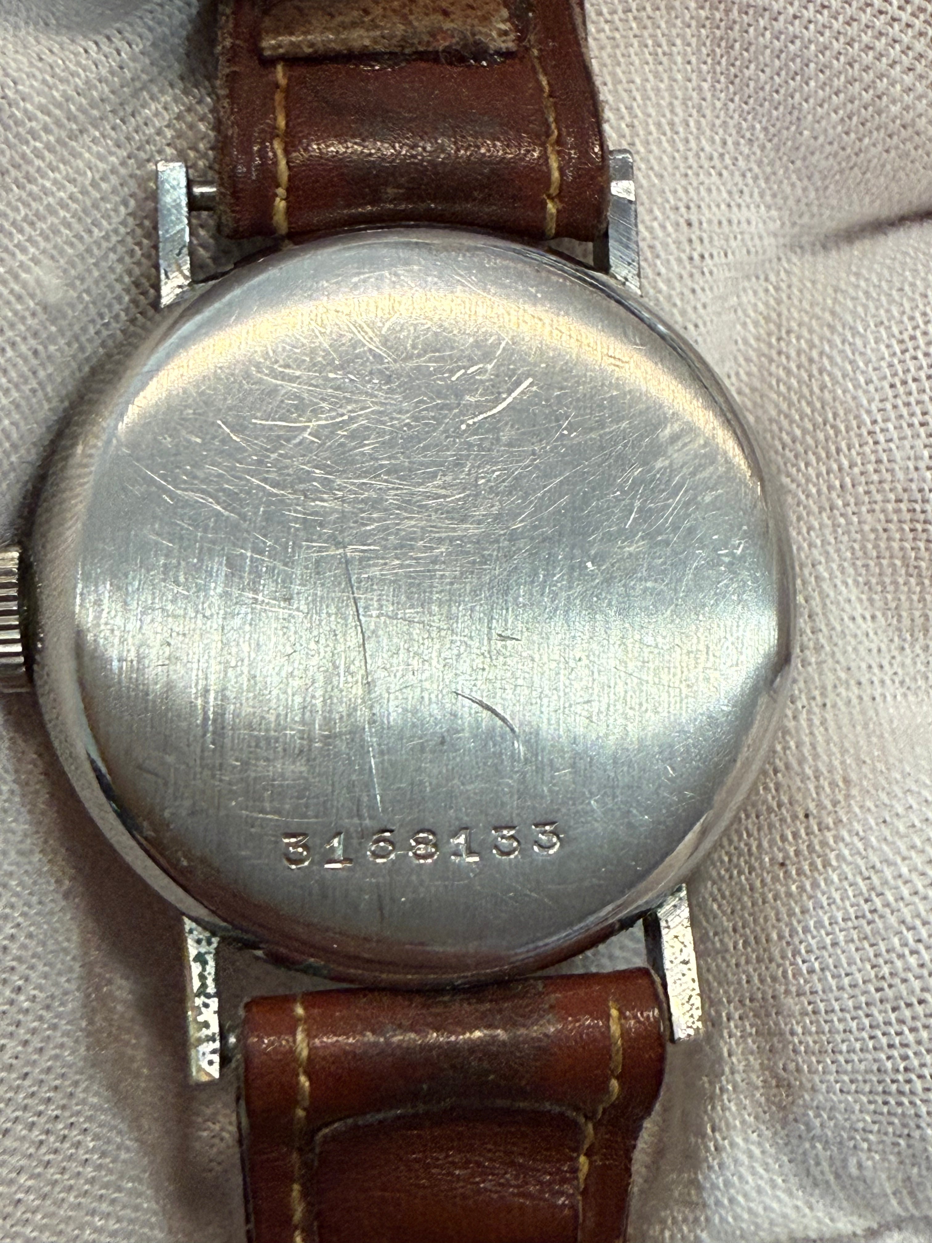 Vintage Revue Swiss wristwatch from the 1940s–1950s featuring the Revue Cal. 07 hand-wound movement, 33mm case, original dial with Roman numerals, and natural patina. Fully functional and stamped with reference number 3168133.