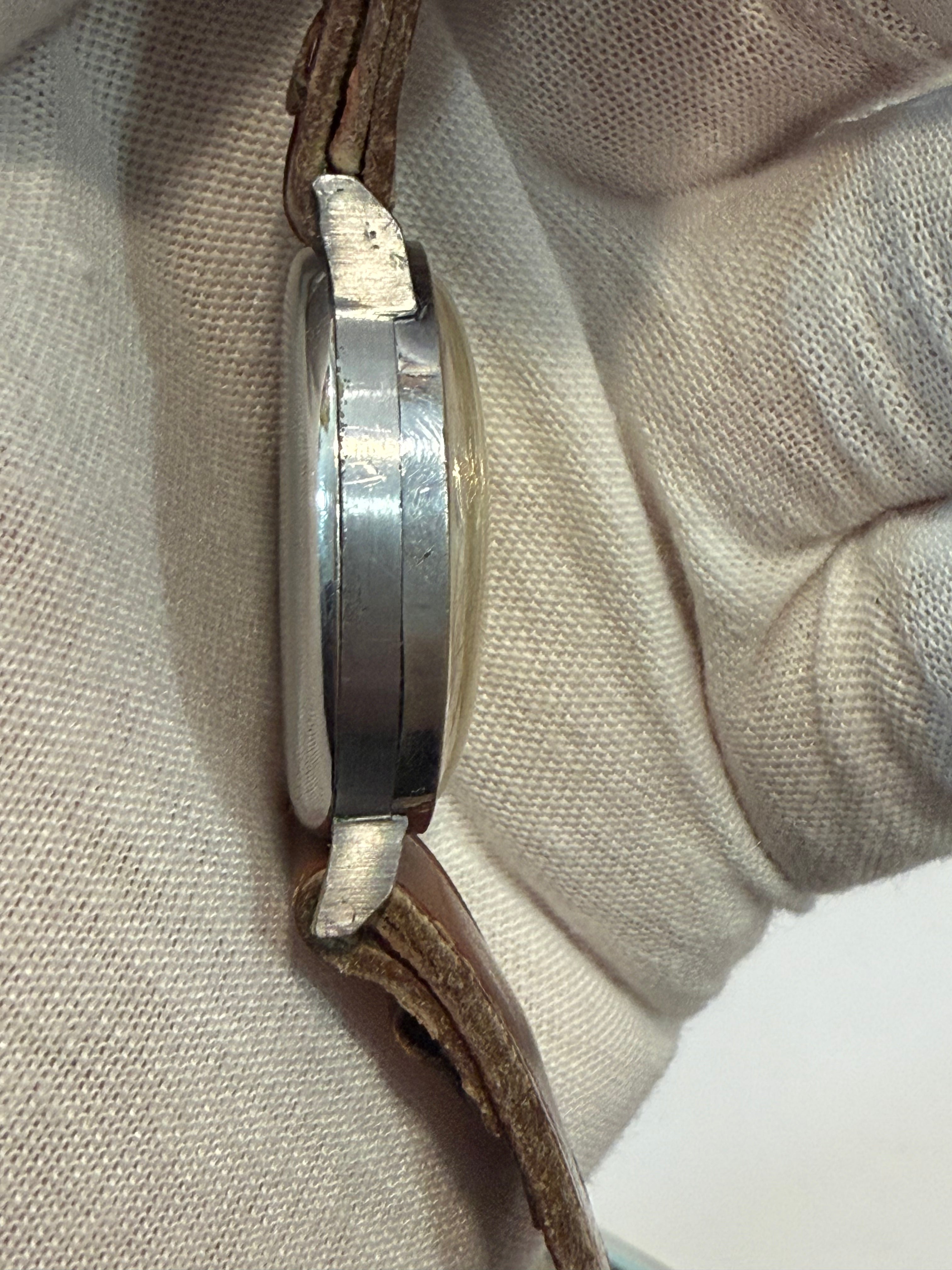 Vintage Revue Swiss wristwatch from the 1940s–1950s featuring the Revue Cal. 07 hand-wound movement, 33mm case, original dial with Roman numerals, and natural patina. Fully functional and stamped with reference number 3168133.