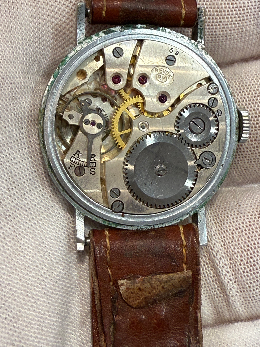 Vintage Revue Swiss wristwatch from the 1940s–1950s featuring the Revue Cal. 07 hand-wound movement, 33mm case, original dial with Roman numerals, and natural patina. Fully functional and stamped with reference number 3168133.