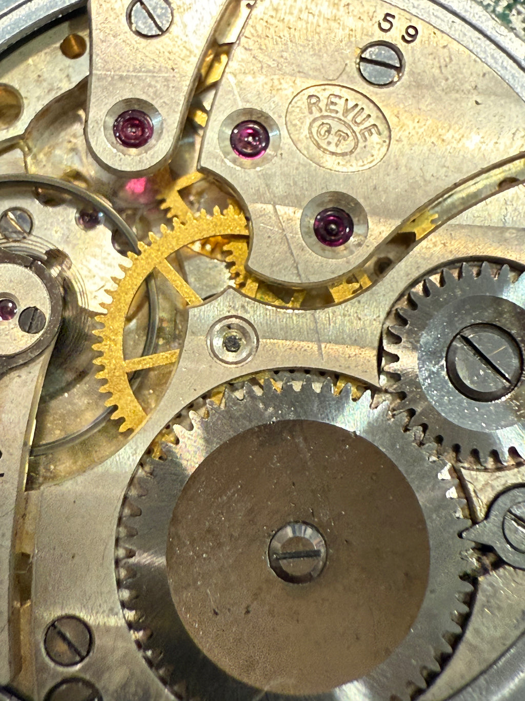 Vintage Revue Swiss wristwatch from the 1940s–1950s featuring the Revue Cal. 07 hand-wound movement, 33mm case, original dial with Roman numerals, and natural patina. Fully functional and stamped with reference number 3168133.