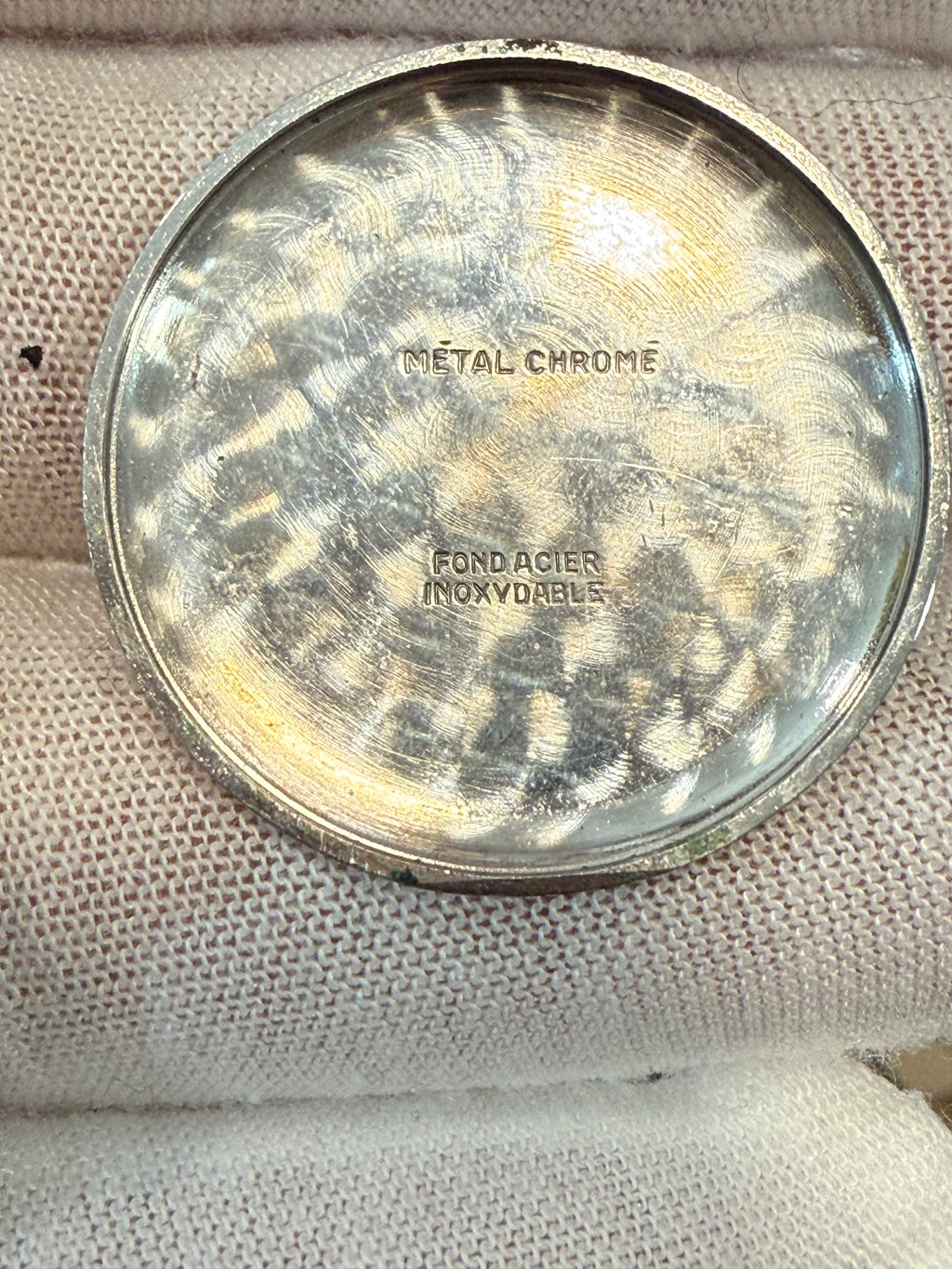 Vintage Revue Swiss wristwatch from the 1940s–1950s featuring the Revue Cal. 07 hand-wound movement, 33mm case, original dial with Roman numerals, and natural patina. Fully functional and stamped with reference number 3168133.